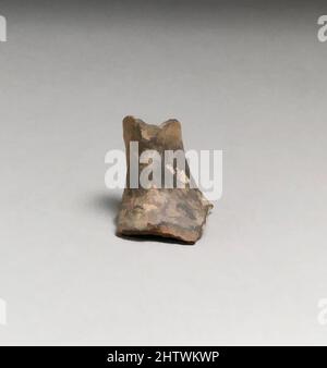 Kunst inspiriert von Krug Schnabel, frühe Minoan II, Minoan, Terrakotta, 1 × 1 1/2 × 1 1/4 Zoll (2,5 × 3,8 × 3,2 cm), Vasen, Klassisches Werk von Artotop mit einem Schuss Moderne modernisiert. Formen, Farbe und Wert, auffällige visuelle Wirkung auf Kunst. Emotionen durch Freiheit von Kunstwerken auf zeitgemäße Weise. Eine zeitlose Botschaft, die eine wild kreative neue Richtung verfolgt. Künstler, die sich dem digitalen Medium zuwenden und die Artotop NFT erschaffen Stockfoto