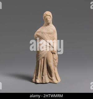 Kunst inspiriert von Terrakotta-Statuette einer Frau, hellenistisch, 3. Jahrhundert v. Chr., Griechisch, Süditalienisch, Tarentine, Terrakotta, H. 4 5/8 Zoll (11,7 cm), Terracottas, drapiert, stehender Kopf in Himation gehüllt, rechter Arm akimbo, links an der Seite, Classic Works modernisiert von Artotop mit einem Schuss Moderne. Formen, Farbe und Wert, auffällige visuelle Wirkung auf Kunst. Emotionen durch Freiheit von Kunstwerken auf zeitgemäße Weise. Eine zeitlose Botschaft, die eine wild kreative neue Richtung verfolgt. Künstler, die sich dem digitalen Medium zuwenden und die Artotop NFT erschaffen Stockfoto