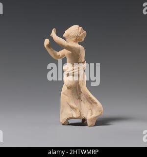 Kunst inspiriert von Terracotta-Statuette eines Mädchens, Hellenistisch, 3. Jahrhundert v. Chr., Griechisch, Süditalienisch, Tarentine, Terrakotta, H. 4 1/4 Zoll (10,8 cm), Terracottas, Unterer Teil der Figur drapiert, Arme angehoben spielen Ball vielleicht, Classic Works modernisiert von Artotop mit einem Schuss Moderne. Formen, Farbe und Wert, auffällige visuelle Wirkung auf Kunst. Emotionen durch Freiheit von Kunstwerken auf zeitgemäße Weise. Eine zeitlose Botschaft, die eine wild kreative neue Richtung verfolgt. Künstler, die sich dem digitalen Medium zuwenden und die Artotop NFT erschaffen Stockfoto