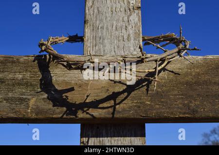 Dornenkrone am Kreuz Nahaufnahme Stockfoto