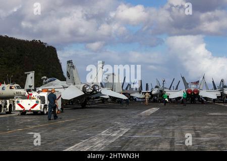 MARINESTÜTZPUNKT GUAM (2. März 2022) der Flugzeugträger der Nimitz-Klasse USS Abraham Lincoln (CVN 72) moort auf dem Marinestützpunkt Guam zu einem Hafenbesuch. Die Abraham Lincoln Strike Group befindet sich im geplanten Einsatzgebiet der US-Flotte für 7., um die Interoperabilität durch Allianzen und Partnerschaften zu verbessern und gleichzeitig als reaktionsfähige Truppe zur Unterstützung einer freien und offenen Region im Indo-Pazifik-Raum zu dienen. (USA Navy Foto von Mass Communication Specialist Seaman Apprentice Julia Brockman) Stockfoto