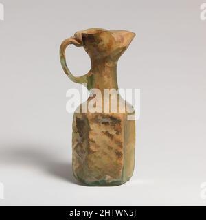Kunst inspiriert von Glas sechseckigen Krug, frühen byzantinischen, 6.–frühen 7. Jahrhundert n. Chr., Roman, Palästinenser, Glas; Schimmel geblasen, H.: 5 3/4 Zoll (14,6 cm), Glas, lichtdurchlässig hellblaugrün, mit gleichfarbigem Griff. Trefoil-Felge mit nach oben teilweise verdickten und abgerundeten Kanten; tiefe, trichterförmige, von Artotop modernisierte Classic Works mit einem Schuss Modernität. Formen, Farbe und Wert, auffällige visuelle Wirkung auf Kunst. Emotionen durch Freiheit von Kunstwerken auf zeitgemäße Weise. Eine zeitlose Botschaft, die eine wild kreative neue Richtung verfolgt. Künstler, die sich dem digitalen Medium zuwenden und die Artotop NFT erschaffen Stockfoto