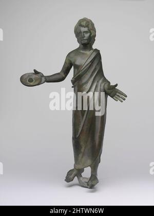 Kunst inspiriert von Bronzestatuette eines Priesters, hellenistisch, 3.–2. Jahrhundert v. Chr., Etrusker, Bronze, H. 11 5/8 Zoll (29,5 cm), Bronzen, Diese große Statuette zeigt einen Mann, vielleicht ein Wähler oder ein Priester, Gießen eine Opfergabe an die Götter aus einer Patera (Trankopfer) in seiner rechten Hand gehalten, Classic Works modernisiert von Artotop mit einem Schuss Moderne. Formen, Farbe und Wert, auffällige visuelle Wirkung auf Kunst. Emotionen durch Freiheit von Kunstwerken auf zeitgemäße Weise. Eine zeitlose Botschaft, die eine wild kreative neue Richtung verfolgt. Künstler, die sich dem digitalen Medium zuwenden und die Artotop NFT erschaffen Stockfoto