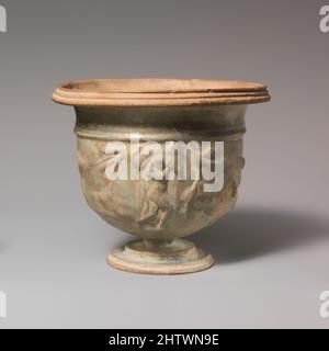 Kunst inspiriert von Terracotta Schüssel, frühen Imperial, Julio-Claudian, 1. Hälfte des 1.. Jahrhunderts n. Chr., römisch, Terracotta; bleiverglaste Ware, H. 5 3/16 in. (13,2 cm); Durchmesser 6 1/4 Zoll (15,9 cm), Vases, die Figur könnte Hercules darstellen, der eine seiner zwölf Arbeiten ausführt – die von Artotop modernisierten, klassischen Werke mit einem Schuss Moderne. Formen, Farbe und Wert, auffällige visuelle Wirkung auf Kunst. Emotionen durch Freiheit von Kunstwerken auf zeitgemäße Weise. Eine zeitlose Botschaft, die eine wild kreative neue Richtung verfolgt. Künstler, die sich dem digitalen Medium zuwenden und die Artotop NFT erschaffen Stockfoto