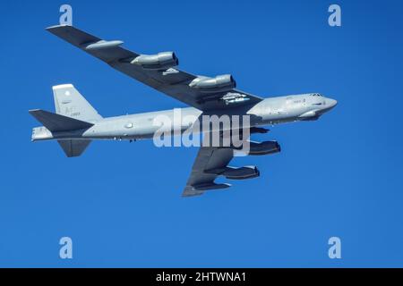 Die US Air Force B-52H Stratofortress’, die der Expeditionary Bomb Squadron 69., RAF Fairford, England, zugewiesen wurde, flog eine Bomber Task Force-Mission im Südosten Mauretaniens und entlang der Westküste Afrikas, wo die Luftbesatzung und Mitglieder der US-Küstenwache an Bord des Flugzeugs ihre Fähigkeit ausübten, illegale Seeverfolgungsmaßnahmen durchzuführen, Februar 28, 2022. Die Mitglieder der US-Küstenwache werden darin geschult, illegal operierende Schiffe zu identifizieren und zu verfolgen, z. B. solche, die illegale, unregulierte und nicht gemeldete Fischereiaktivitäten durchführen, und dann den Standort des Schiffes an die entsprechende Gesetzesbehörde zu übermitteln Stockfoto