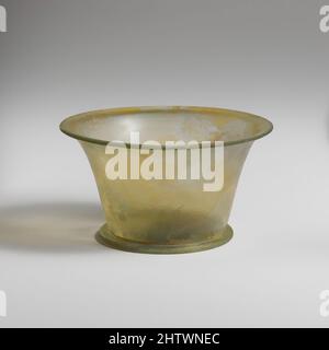 Kunst inspiriert von Glas Tasse, Imperial, 1.–Anfang 2. Jahrhundert n. Chr., Roman, Glas; geblasen, H.: 2 3/4 in. (7 cm), Glas, lichtdurchlässig hellgelb grün., ausgespielter Rand, mit abgerundeter, leicht verdickter, horizontaler Lippe; Trichterförmiger Körper mit sanft geschwungenen Seiten; hohl gefalteter Fußring an, Classic Works modernisiert von Artotop mit einem Schuss Moderne. Formen, Farbe und Wert, auffällige visuelle Wirkung auf Kunst. Emotionen durch Freiheit von Kunstwerken auf zeitgemäße Weise. Eine zeitlose Botschaft, die eine wild kreative neue Richtung verfolgt. Künstler, die sich dem digitalen Medium zuwenden und die Artotop NFT erschaffen Stockfoto