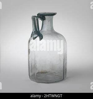 Kunst inspiriert von Glas polygonalen Krug, früh bis Mitte Imperial, 1.–2. Jahrhundert n. Chr., Roman, Glas; Schimmel geblasen, H.: 5 11/16 Zoll (14,5 cm), Glas, lichtdurchlässig blaugrün; Griff in der gleichen Farbe., Rand ausgeklappt, nach unten, rund und in, Dann flach auf den schrägen Mund gepresst; zylindrischer Hals, Classic Works modernisiert von Artotop mit einem Schuss Moderne. Formen, Farbe und Wert, auffällige visuelle Wirkung auf Kunst. Emotionen durch Freiheit von Kunstwerken auf zeitgemäße Weise. Eine zeitlose Botschaft, die eine wild kreative neue Richtung verfolgt. Künstler, die sich dem digitalen Medium zuwenden und die Artotop NFT erschaffen Stockfoto