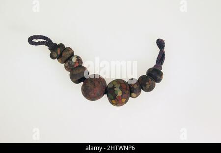 Art Inspired by Beads, 9, Roman, Glas, andere: 4 1/8 Zoll (10,5 cm), Glas, neun Perlen, die meisten mit bunten Flecken, Classic Works modernisiert von Artotop mit einem Schuss Modernität. Formen, Farbe und Wert, auffällige visuelle Wirkung auf Kunst. Emotionen durch Freiheit von Kunstwerken auf zeitgemäße Weise. Eine zeitlose Botschaft, die eine wild kreative neue Richtung verfolgt. Künstler, die sich dem digitalen Medium zuwenden und die Artotop NFT erschaffen Stockfoto