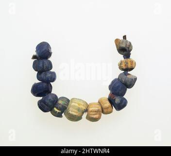 Art Inspired by Beads, 14, Roman, Glas, andere: 3 5/16 Zoll (8,4 cm), Glas, Classic Works modernisiert von Artotop mit einem Schuss Modernität. Formen, Farbe und Wert, auffällige visuelle Wirkung auf Kunst. Emotionen durch Freiheit von Kunstwerken auf zeitgemäße Weise. Eine zeitlose Botschaft, die eine wild kreative neue Richtung verfolgt. Künstler, die sich dem digitalen Medium zuwenden und die Artotop NFT erschaffen Stockfoto