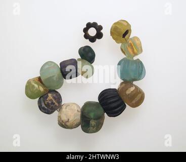 Art Inspired by Beads, 14, Roman, Glas, andere: 7 3/16 Zoll (18,2 cm), Glas, Classic Works modernisiert von Artotop mit einem Schuss Modernität. Formen, Farbe und Wert, auffällige visuelle Wirkung auf Kunst. Emotionen durch Freiheit von Kunstwerken auf zeitgemäße Weise. Eine zeitlose Botschaft, die eine wild kreative neue Richtung verfolgt. Künstler, die sich dem digitalen Medium zuwenden und die Artotop NFT erschaffen Stockfoto