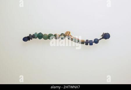 Art Inspired by Beads, 17, Roman, Glas, andere: 4 1/4 x 5/16 Zoll (10,8 x 0,7 cm), Glas, Classic Works modernisiert von Artotop mit einem Schuss Modernität. Formen, Farbe und Wert, auffällige visuelle Wirkung auf Kunst. Emotionen durch Freiheit von Kunstwerken auf zeitgemäße Weise. Eine zeitlose Botschaft, die eine wild kreative neue Richtung verfolgt. Künstler, die sich dem digitalen Medium zuwenden und die Artotop NFT erschaffen Stockfoto