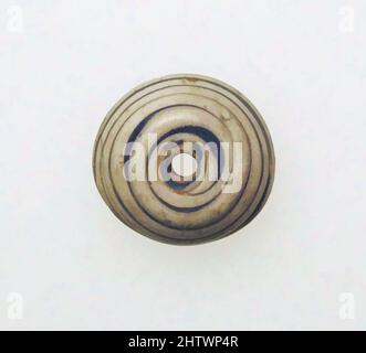 Kunst inspiriert von Glasspindel-Whorl, früh bis mittelkaiserlich, ca. 1.–2. Jahrhundert n. Chr., römisch, Glas; stabförmig und gewickelt, Höhe: 3/8 x 1 Zoll (1 x 2,5 cm), Glas, lichtdurchlässig kobaltblau, mit opak-weißem Trail. Gewölbter Körper, mittig abgeflacht; flacher Boden; vertikales Loch., Trail, Classic Works modernisiert von Artotop mit einem Schuss Moderne. Formen, Farbe und Wert, auffällige visuelle Wirkung auf Kunst. Emotionen durch Freiheit von Kunstwerken auf zeitgemäße Weise. Eine zeitlose Botschaft, die eine wild kreative neue Richtung verfolgt. Künstler, die sich dem digitalen Medium zuwenden und die Artotop NFT erschaffen Stockfoto