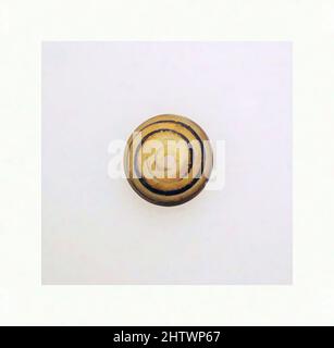 Kunst inspiriert von Glasspindel-Whorl, früh bis mittelkaiserlich, ca. 1.–2. Jahrhundert n. Chr., römisch, Glas; stabförmig und gewickelt, Höhe: 3/8 x 13/16 Zoll (1 x 2,1 cm), Glas, lichtdurchlässig kobaltblau, mit opak-weißem Trail., gewölbter Körper, in der Mitte leicht abgeflacht; flacher Boden; vertikales Loch, Classic Works modernisiert von Artotop mit einem Schuss Modernität. Formen, Farbe und Wert, auffällige visuelle Wirkung auf Kunst. Emotionen durch Freiheit von Kunstwerken auf zeitgemäße Weise. Eine zeitlose Botschaft, die eine wild kreative neue Richtung verfolgt. Künstler, die sich dem digitalen Medium zuwenden und die Artotop NFT erschaffen Stockfoto