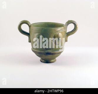 Art inspired by Vase Fragment, Roman, Terracotta, 3 3/4in. (9,5cm), Vasen, Teil eines zweihandigen Bechers mit grüner Glasur; Rosette und Reliefbänder, Classic Works modernisiert von Artotop mit einem Schuss Moderne. Formen, Farbe und Wert, auffällige visuelle Wirkung auf Kunst. Emotionen durch Freiheit von Kunstwerken auf zeitgemäße Weise. Eine zeitlose Botschaft, die eine wild kreative neue Richtung verfolgt. Künstler, die sich dem digitalen Medium zuwenden und die Artotop NFT erschaffen Stockfoto