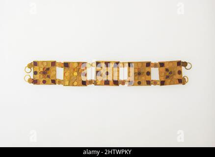 Kunst inspiriert von Armband mit Glaseinlage, spätkaiserlich oder spätantik, 3.–4. Jahrhundert n. Chr., römisch, Gold, Glas, Sonstiges: 1 5/16 × 9 1/2 Zoll (3,4 × 24,1 cm), Gold und Silber, Klassisches Werk, das von Artotop mit einem Schuss Moderne modernisiert wurde. Formen, Farbe und Wert, auffällige visuelle Wirkung auf Kunst. Emotionen durch Freiheit von Kunstwerken auf zeitgemäße Weise. Eine zeitlose Botschaft, die eine wild kreative neue Richtung verfolgt. Künstler, die sich dem digitalen Medium zuwenden und die Artotop NFT erschaffen Stockfoto