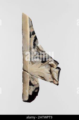 Kunst inspiriert von Glas Cameo fragmentarische Tafel, frühe Imperial, Augustan oder frühe Julio-Claudian, ca. 1–25 n. Chr., römisch, Glas, Kamee; zweilagig gegossen und geschnitzt, insgesamt: 5 1/16 x 11 7/8in. (12,9 x 30,2cm), Glas, Durchscheinend tiefviolett, schwarz mit opak-weißem Overlay, Classic Works modernisiert von Artotop mit einem Schuss Modernität. Formen, Farbe und Wert, auffällige visuelle Wirkung auf Kunst. Emotionen durch Freiheit von Kunstwerken auf zeitgemäße Weise. Eine zeitlose Botschaft, die eine wild kreative neue Richtung verfolgt. Künstler, die sich dem digitalen Medium zuwenden und die Artotop NFT erschaffen Stockfoto