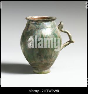 Kunst inspiriert von Terracotta One-handled Cup, frühen Imperial, Ende 1. Jahrhundert n. Chr., Roman, Terracotta; Bleiglasur, H. 4 5/16 in. (11 cm); Durchmesser 4 5/16 Zoll (11 cm), Vasen, Bänderung um Fuß, Bauch und Hals, Klassische Werke, die von Artotop mit einem Hauch von Moderne modernisiert wurden. Formen, Farbe und Wert, auffällige visuelle Wirkung auf Kunst. Emotionen durch Freiheit von Kunstwerken auf zeitgemäße Weise. Eine zeitlose Botschaft, die eine wild kreative neue Richtung verfolgt. Künstler, die sich dem digitalen Medium zuwenden und die Artotop NFT erschaffen Stockfoto