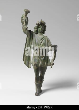 Kunst inspiriert von Bronzestatuette eines Lar, Imperial, ca. 1.. Jahrhundert n. Chr., römisch, Bronze, H. 5 1/16 Zoll (12,9 cm), Bronzes, The Lar hält in seiner rechten Hand einen Reim mit einem Protome in Form eines Antelope-Kopfes und in seiner linken eine Phale, Classic Works modernisiert von Artotop mit einem Schuss Moderne. Formen, Farbe und Wert, auffällige visuelle Wirkung auf Kunst. Emotionen durch Freiheit von Kunstwerken auf zeitgemäße Weise. Eine zeitlose Botschaft, die eine wild kreative neue Richtung verfolgt. Künstler, die sich dem digitalen Medium zuwenden und die Artotop NFT erschaffen Stockfoto