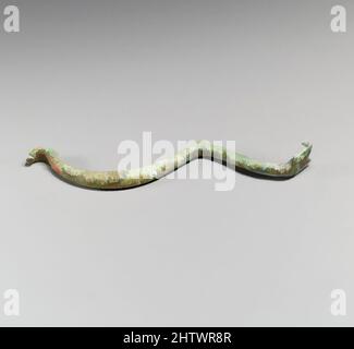 Kunst inspiriert von Fibula, Fragment, Bronze, H.: 1 x 4 3/8 x 1/2 Zoll (2,5 x 11,1 x 1,3 cm), Bronzen, Klassisches Werk, modernisiert von Artotop mit einem Schuss Moderne. Formen, Farbe und Wert, auffällige visuelle Wirkung auf Kunst. Emotionen durch Freiheit von Kunstwerken auf zeitgemäße Weise. Eine zeitlose Botschaft, die eine wild kreative neue Richtung verfolgt. Künstler, die sich dem digitalen Medium zuwenden und die Artotop NFT erschaffen Stockfoto