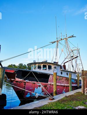 Altes verlassene Fischerboot oder Garnelenboot in Bayou La Batre, Alabama USA. Stockfoto