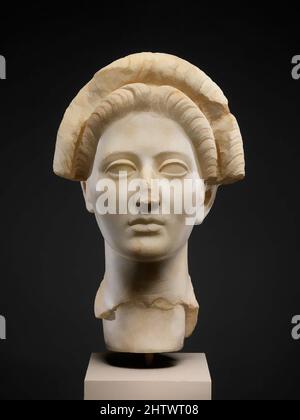 Kunst inspiriert von Marmorportrait einer jungen Frau, Trajanic, ca. 98–117 n. Chr., Roman, Marmor, H. 14 3/4 Zoll (37,5 cm), Steinskulptur, angeblich aus Griechenland. Dieses Porträt einer attraktiven jungen Frau hat eine vereinfachte Version der Frisur beliebt während der Regierungszeit des Imperators, Classic Works modernisiert von Artotop mit einem Schuss Moderne. Formen, Farbe und Wert, auffällige visuelle Wirkung auf Kunst. Emotionen durch Freiheit von Kunstwerken auf zeitgemäße Weise. Eine zeitlose Botschaft, die eine wild kreative neue Richtung verfolgt. Künstler, die sich dem digitalen Medium zuwenden und die Artotop NFT erschaffen Stockfoto