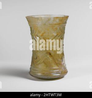 Kunst inspiriert von Glasbecher, frühes Imperium, 1. Jahrhundert n. Chr., Roman, Glas; Formgeblasen, H.: 3 13/16 Zoll (9,7 cm), Glas, lichtdurchlässig, hellgrün, unbearbeitet, abgerundeter Rand; Zylindrischer Körper mit tiefen konkaven Seiten; leicht konvexer Boden. An den Seiten verlaufen zwei vertikale Formnähte, wobei ein von Artotop modernisiertes Classic Works mit einem Schuss Modernität wirkt. Formen, Farbe und Wert, auffällige visuelle Wirkung auf Kunst. Emotionen durch Freiheit von Kunstwerken auf zeitgemäße Weise. Eine zeitlose Botschaft, die eine wild kreative neue Richtung verfolgt. Künstler, die sich dem digitalen Medium zuwenden und die Artotop NFT erschaffen Stockfoto