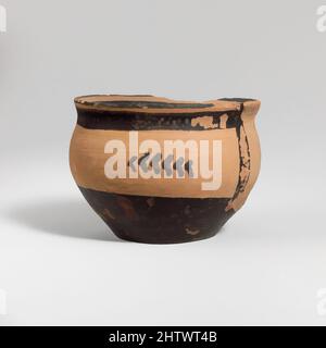 Kunst inspiriert von Terracotta One-handled Cup, geometrisch, Ende 8. Jahrhundert v. Chr., Griechisch, Dachboden, Terracotta, H. 1 15/16 in. (5 cm), Vasen, aus der Lagerstätte Hymettos, von Artotop modernisierte Classic Works mit einem Schuss Moderne. Formen, Farbe und Wert, auffällige visuelle Wirkung auf Kunst. Emotionen durch Freiheit von Kunstwerken auf zeitgemäße Weise. Eine zeitlose Botschaft, die eine wild kreative neue Richtung verfolgt. Künstler, die sich dem digitalen Medium zuwenden und die Artotop NFT erschaffen Stockfoto