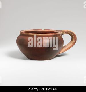 Kunst inspiriert von Terracotta One-handled Cup, geometrisch, Ende 8. Jahrhundert v. Chr., Griechisch, Dachboden, Terracotta, H. 2 1/2 in. (6,3 cm), Vasen, aus der Lagerstätte Hymettos, von Artotop modernisierte Classic Works mit einem Schuss Moderne. Formen, Farbe und Wert, auffällige visuelle Wirkung auf Kunst. Emotionen durch Freiheit von Kunstwerken auf zeitgemäße Weise. Eine zeitlose Botschaft, die eine wild kreative neue Richtung verfolgt. Künstler, die sich dem digitalen Medium zuwenden und die Artotop NFT erschaffen Stockfoto