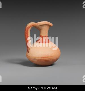 Kunst inspiriert von Terracotta oinochoe (Krug), geometrisch, Anfang des 7.. Jahrhunderts v. Chr., Griechisch, Dachboden, Terracotta, H. 2 7/16 Zoll (6,2 cm), Vasen, aus der Lagerstätte Hymettos, von Artotop modernisierte Classic Works mit einem Schuss Moderne. Formen, Farbe und Wert, auffällige visuelle Wirkung auf Kunst. Emotionen durch Freiheit von Kunstwerken auf zeitgemäße Weise. Eine zeitlose Botschaft, die eine wild kreative neue Richtung verfolgt. Künstler, die sich dem digitalen Medium zuwenden und die Artotop NFT erschaffen Stockfoto