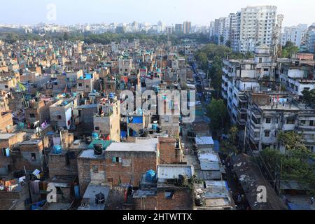 Dhaka, Bangladesch. 02. März 2022. Das Stranded Pakistani Relief Camp, im Volksmund bekannt als das "Genfer Camp" in Mohammadpur. Das Genfer Lager für „Stranded Pakistanis“ (Ursprung: Der Staat Pakistan) befindet sich in Mohammadpur in Dhaka. Die Pakistaner leben dort seit dem Ende des Befreiungskrieges von 1971. Etwa 30000 Stranded Pakistani sind im Genfer Camp livening. Kredit: SOPA Images Limited/Alamy Live Nachrichten Stockfoto