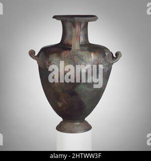 Art inspired by Bronze hydria (water jar), Classical, early 4. century B.C., Greek, Bronze, H. 20 3/16 in. (51,2 cm), Bronzen, die Tafeln an den Aufsätzen der Seitengriffe und der vertikale Griff sind mit Palmetten verziert, die mit anderen floralen Motiven durchsetzt sind. Holes in the, Classic Works modernisiert von Artotop mit einem Schuss Moderne. Formen, Farbe und Wert, auffällige visuelle Wirkung auf Kunst. Emotionen durch Freiheit von Kunstwerken auf zeitgemäße Weise. Eine zeitlose Botschaft, die eine wild kreative neue Richtung verfolgt. Künstler, die sich dem digitalen Medium zuwenden und die Artotop NFT erschaffen Stockfoto