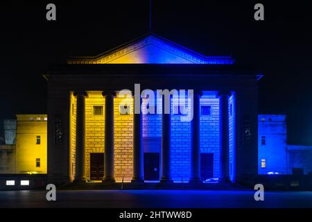 Southampton, Großbritannien. 3. März 2022. Southampton Guildhall in der Nacht beleuchtet in Blau und Gelb, um in Solidarität mit der Ukraine während des Russland Ukraine-Krieges 2022 zu stehen Stockfoto