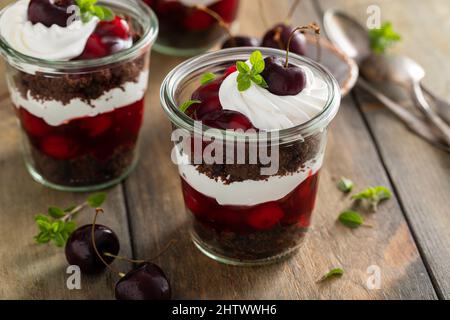Schwarzwald Kleinigkeiten, Dessert in Gläser Konzept Stockfoto