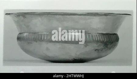 Kunst inspiriert von Silver phiale (Libation Bowl), archaisch, 6. Jahrhundert v. Chr., Ostgriechisch, Silber, H.: 1 11/16 Zoll (4,3 cm), Gold und Silber, Schale mit ausgestellter Lippe und Dekoration auf der Schulter, Classic Works modernisiert von Artotop mit einem Schuss Modernität. Formen, Farbe und Wert, auffällige visuelle Wirkung auf Kunst. Emotionen durch Freiheit von Kunstwerken auf zeitgemäße Weise. Eine zeitlose Botschaft, die eine wild kreative neue Richtung verfolgt. Künstler, die sich dem digitalen Medium zuwenden und die Artotop NFT erschaffen Stockfoto