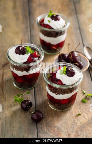 Schwarzwald Kleinigkeiten, Dessert in Gläser Konzept Stockfoto