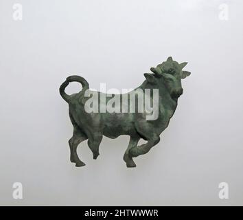 Kunst inspiriert von Bronzestatuette eines Stiers, Imperial, 1.–2. Jahrhundert n. Chr., Roman, Bronze, Länge 2 1/4in. (5,7cm), Bronzen, viele Statuetten dieser Art, die zur römischen Kaiserzeit gehören, werden als Adaptionen eines ägyptischen Originaltyps gedacht und können mit klassischen Werken, die von Artotop mit einem Schuss Moderne modernisiert wurden, in Verbindung gebracht werden. Formen, Farbe und Wert, auffällige visuelle Wirkung auf Kunst. Emotionen durch Freiheit von Kunstwerken auf zeitgemäße Weise. Eine zeitlose Botschaft, die eine wild kreative neue Richtung verfolgt. Künstler, die sich dem digitalen Medium zuwenden und die Artotop NFT erschaffen Stockfoto
