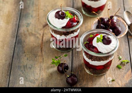 Schwarzwald Kleinigkeiten, Dessert in Gläser Konzept Stockfoto