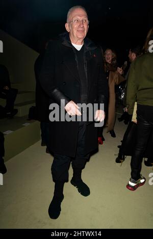 Paris, Frankreich. 02. März 2022. Jean Paul Gaultier auf der BALMAIN Herbst/Winter 2022-23 Runway während der Paris Fashion Week - Paris, Frankreich. 02/03/2022 Credit: dpa/Alamy Live News Stockfoto