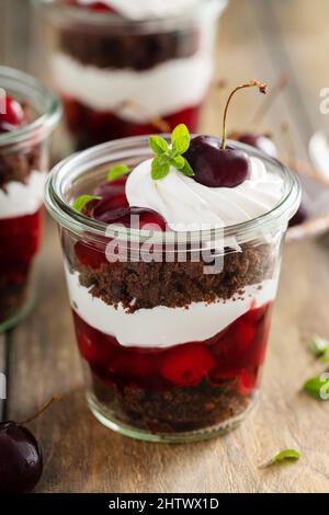 Schwarzwald Kleinigkeiten, Dessert in Gläser Konzept Stockfoto