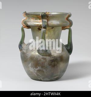 Kunst inspiriert von Glas, spätkaiserlich oder frühbyzantinisch, 4.–6. Jahrhundert n. Chr., römisch, syrisch, Glas; Durchgebrannt, insgesamt: 4 5/8in. (11,7cm), Glas, lichtdurchlässig blassgrün; Griffe in durchscheinendem Grün., Rand leicht ausgespielt, mit abgerundeter vertikaler Lippe; unterhalb prominenter Hohlfalte, von Artotop modernisierte Classic Works mit einem Schuss Modernität. Formen, Farbe und Wert, auffällige visuelle Wirkung auf Kunst. Emotionen durch Freiheit von Kunstwerken auf zeitgemäße Weise. Eine zeitlose Botschaft, die eine wild kreative neue Richtung verfolgt. Künstler, die sich dem digitalen Medium zuwenden und die Artotop NFT erschaffen Stockfoto