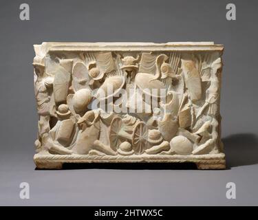 Kunst inspiriert von Marmor cinerary Urne, frühen Imperial, Julio-Claudian, 1. Hälfte des 1.. Jahrhunderts n. Chr., Roman, Marmor, insgesamt: 14 1/4 x 21 1/4 x 16 1/8 Zoll (36,2 x 54 x 41 cm), Steinskulptur, Diese römische Aschenurne ist sehr ungewöhnlich, wenn es um die Kriegsbeute geht, die von Artotop modernisierten Klassiker mit einem Schuss Moderne. Formen, Farbe und Wert, auffällige visuelle Wirkung auf Kunst. Emotionen durch Freiheit von Kunstwerken auf zeitgemäße Weise. Eine zeitlose Botschaft, die eine wild kreative neue Richtung verfolgt. Künstler, die sich dem digitalen Medium zuwenden und die Artotop NFT erschaffen Stockfoto