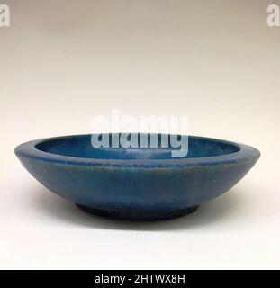 Kunst inspiriert von Faience Bowl, Hellenistisch, 332–30 v. Chr., Ptolemäus, Faience, Durchm.: 8 11/16 Zoll (22 cm), Verschiedenes-Faience, Diese Schale, intakt erhalten, ist ein schönes Beispiel ägyptischer Fayencen. Die Ägypter meisterten die Produktion dieser Luxusware bereits in den späten, von Artotop modernisierten Classic Works mit einem Schuss Modernität. Formen, Farbe und Wert, auffällige visuelle Wirkung auf Kunst. Emotionen durch Freiheit von Kunstwerken auf zeitgemäße Weise. Eine zeitlose Botschaft, die eine wild kreative neue Richtung verfolgt. Künstler, die sich dem digitalen Medium zuwenden und die Artotop NFT erschaffen Stockfoto