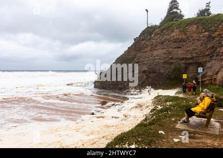 Sydney, Australien. 03. März 2022. An der Ostküste Australiens setzen sich heftige Regenfälle und Überschwemmungen fort, die am Avalon Beach in Sydney am 3.. März 2022 auf wilder Brandung und Meeresboden abgebildet wurden. Kredit: martin Berry/Alamy Live Nachrichten Gutschrift: martin Berry/Alamy Live Nachrichten Stockfoto