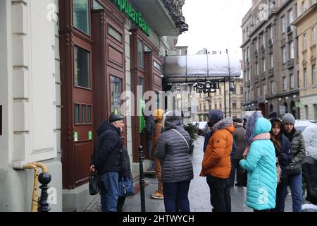 Moskau/Kiew. 2. März 2022. In Lviv, Ukraine, am 28. Februar 2022 stehen die Leute an einem Geldautomaten in der Schlange, um Geld abzuheben. Quelle: Chen Wenxian/Xinhua/Alamy Live News Stockfoto