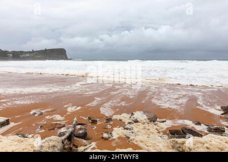 Sydney, Australien. 03. März 2022. An der Ostküste Australiens setzen sich heftige Regenfälle und Überschwemmungen fort, die am Avalon Beach in Sydney am 3.. März 2022 auf wilder Brandung und Meeresboden abgebildet wurden. Kredit: martin Berry/Alamy Live Nachrichten Gutschrift: martin Berry/Alamy Live Nachrichten Stockfoto