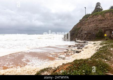 Sydney, Australien. 03. März 2022. An der Ostküste Australiens setzen sich heftige Regenfälle und Überschwemmungen fort, die am Avalon Beach in Sydney am 3.. März 2022 auf wilder Brandung und Meeresboden abgebildet wurden. Kredit: martin Berry/Alamy Live Nachrichten Gutschrift: martin Berry/Alamy Live Nachrichten Stockfoto