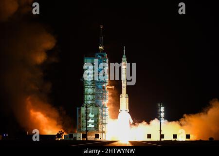 Peking, Jiuquan Satellite Launch Center in der nordwestlichen Wüste Gobi in China. 16. Oktober 2021. Das Raumschiff Shenzhou-13 mit Besatzungsmantel wird auf einer langen Trägerrakete vom 2F. März vom Jiuquan Satellite Launch Center in der nordwestlichen Wüste Gobi in China am 16. Oktober 2021 gestartet. Quelle: Liu Lei/Xinhua/Alamy Live News Stockfoto