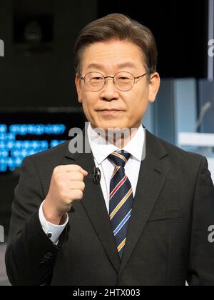 Seoul, Südkorea. 2. März 2022. Der südkoreanische Präsidentschaftskandidat Lee Jae-myung von der Demokratischen Partei nimmt an einer Fernsehdebatte über die bevorstehenden Präsidentschaftswahlen am 9. März in Seoul, Südkorea, am 2. März 2022 Teil. Kredit: James Lee/Xinhua/Alamy Live Nachrichten Stockfoto