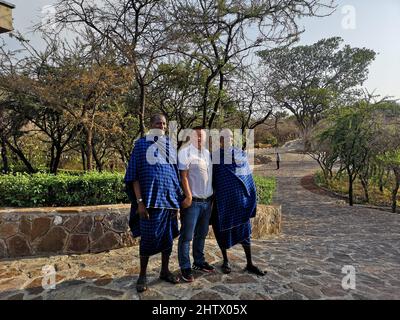 Dar Es Salaam. 2. März 2022. Das Foto zeigt Zhang Cuishan, General Manager der Zweigstelle von China Railway Jianchang Engineering Company in Tansania, am 30. Juli 2018 mit den Maasai im Serengeti Nationalpark in Tansania für ein Foto posiert. ZUM THEMA: 'Feature: Chinese company protects Wildlife while Building Hotels in Tanzania' Credit: Xinhua/Alamy Live News Stockfoto