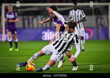 Florenz, Italien. 2. März 2022. Der FC Juventus'Adrien Rabiot (R) steht mit Giacomo Bonaventura von Fiorentina während des Halbfinalspiels zwischen Fiorentina und dem FC Juventus in Florenz, Italien, am 2. März 2022 auf dem Spiel. Quelle: Alberto Lingria/Xinhua/Alamy Live News Stockfoto